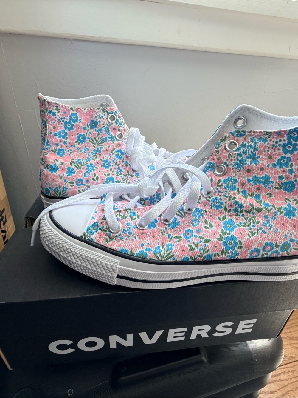 Converse High Top Floral print Sneakers - Picture 2 of 8